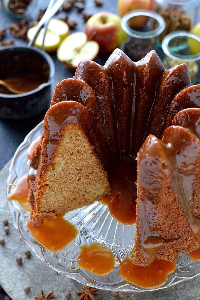 Cover Image for Cake aux pommes extra moelleux avec sauce caramel
