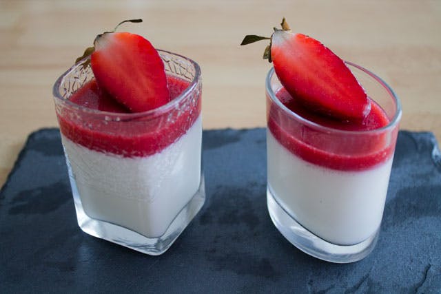 Cover Image for Panna cotta à la vanille et sa gelée de fraises