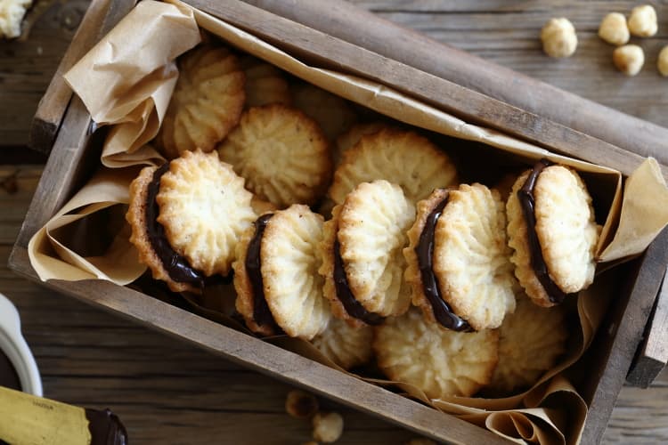 Cover Image for Petits fours aux noisettes fourrés au nutella