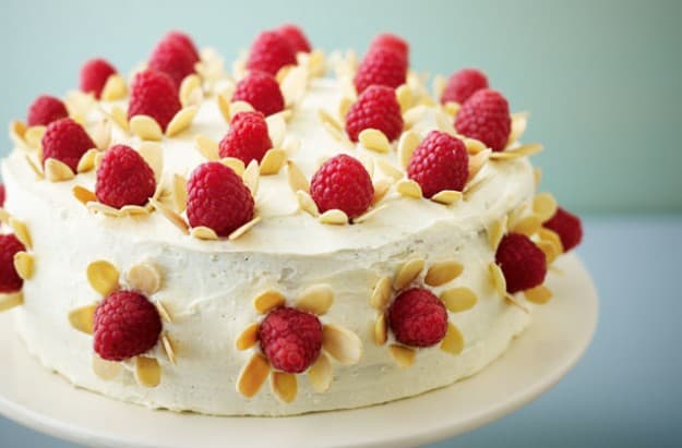 Cover Image for Gâteau au chocolat blanc et framboises de Lorraine Pascale