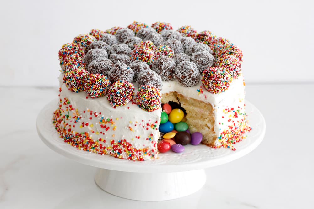 Cover Image for GÂTEAU SURPRISE : LE PINATA CAKE