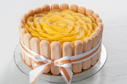 Cover Image for Charlotte aux poires pochées au safran