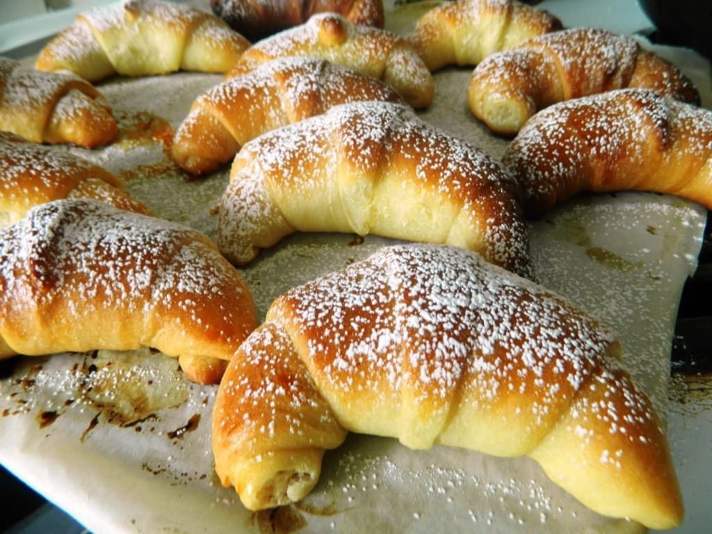 Cover Image for Croissants briochés fourrés à la confiture